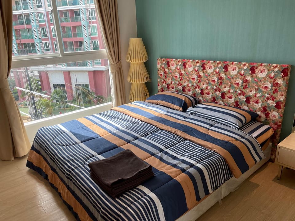 Bed, Photo of the whole room, Bedroom, towels