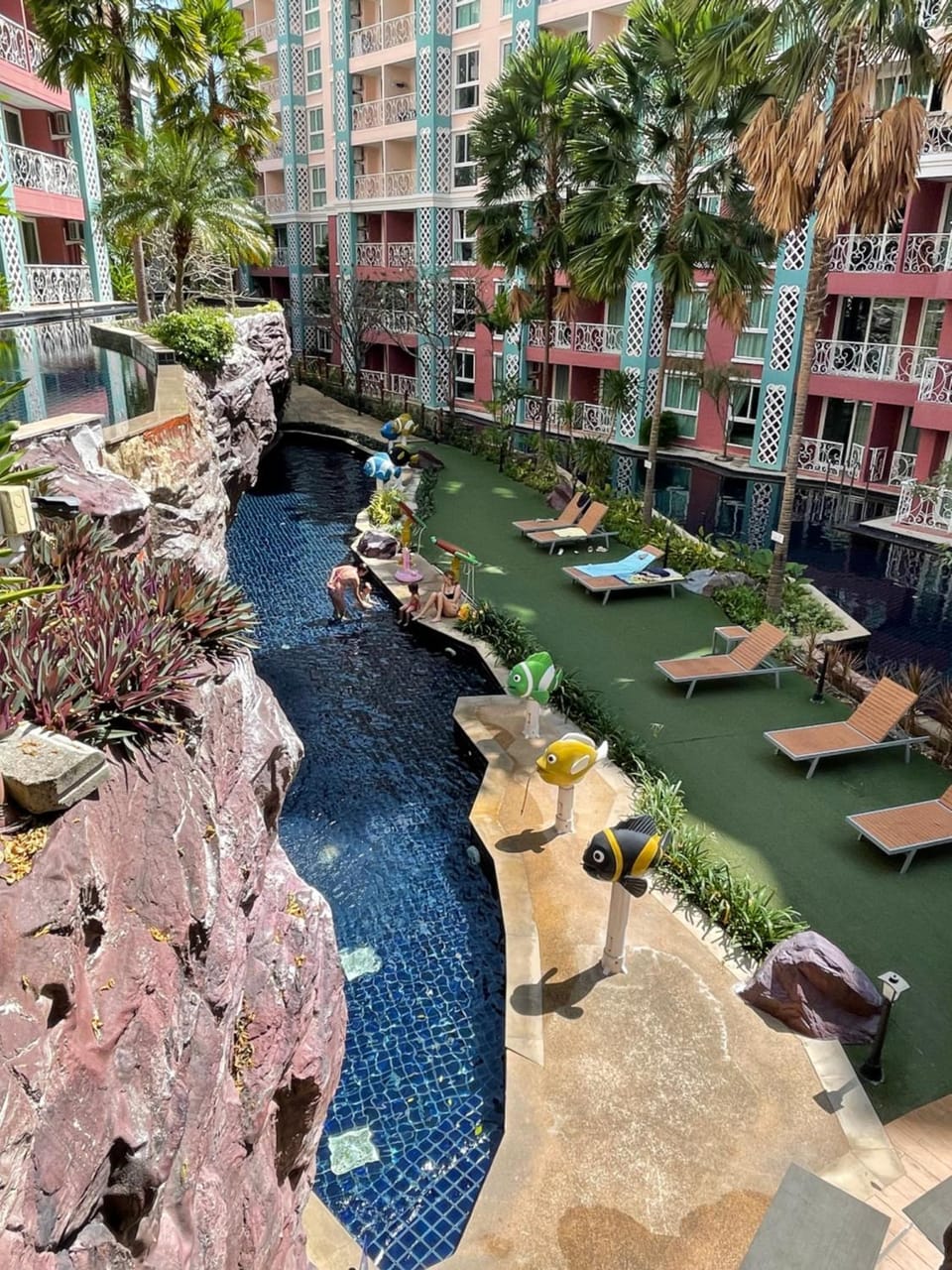 Property building, Day, Pool view, Swimming pool, sunbed