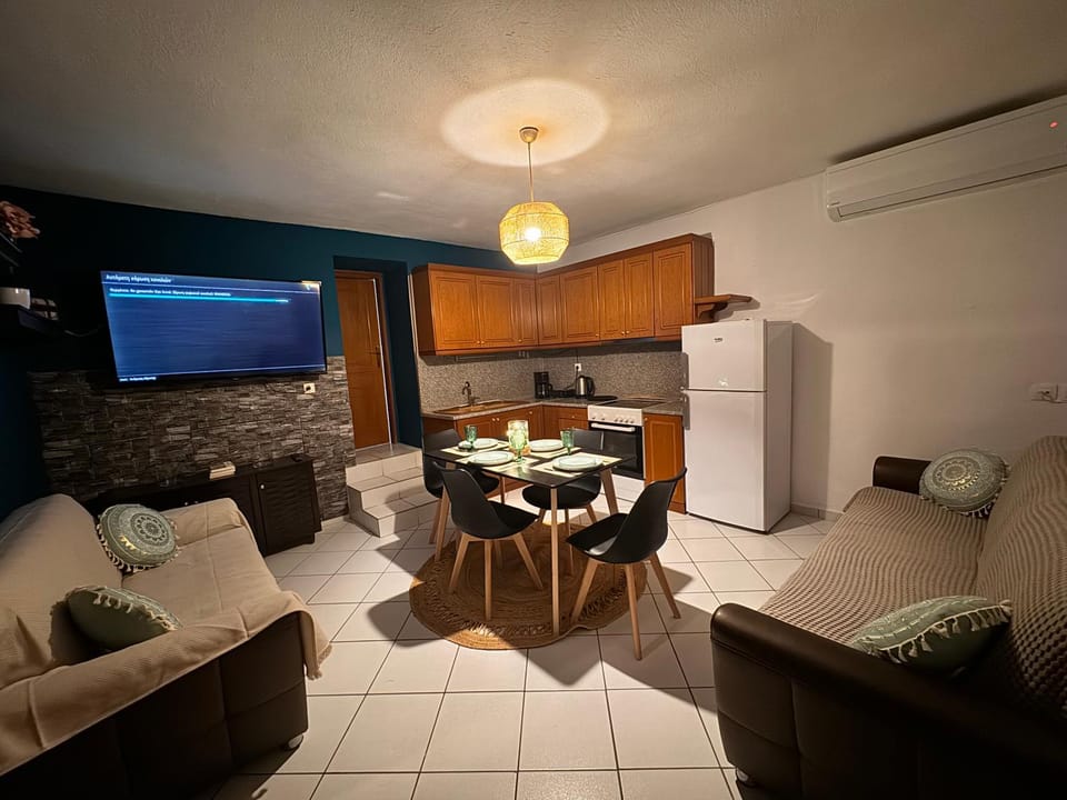 TV and multimedia, Kitchen or kitchenette, Living room, Seating area, Dining area