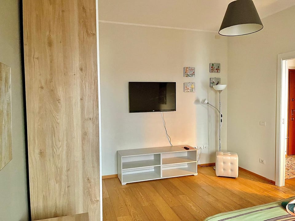 Bed, TV and multimedia, Bedroom, towels