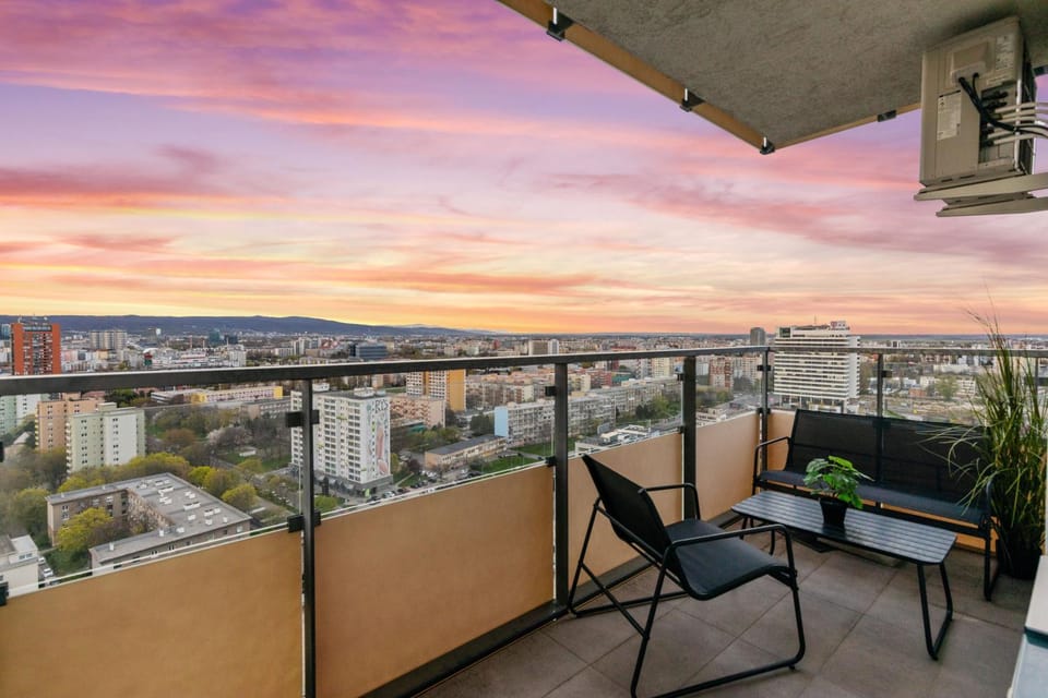 Property building, Natural landscape, View (from property/room), Balcony/Terrace, Living room, Seating area, City view