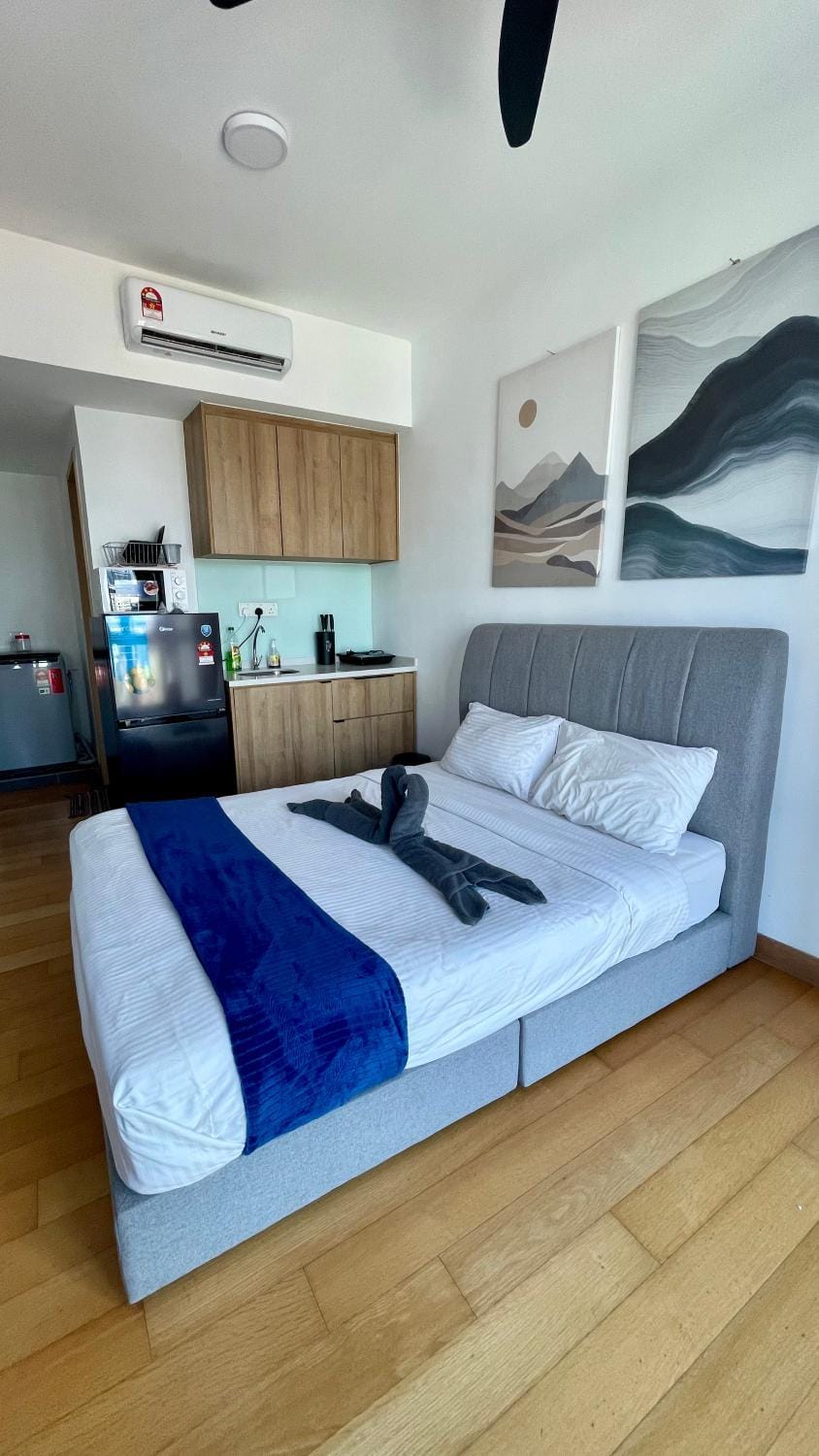 Kitchen or kitchenette, Living room, Photo of the whole room, Seating area, Bedroom, microwave, minibar, towels, washing machine, air conditioner