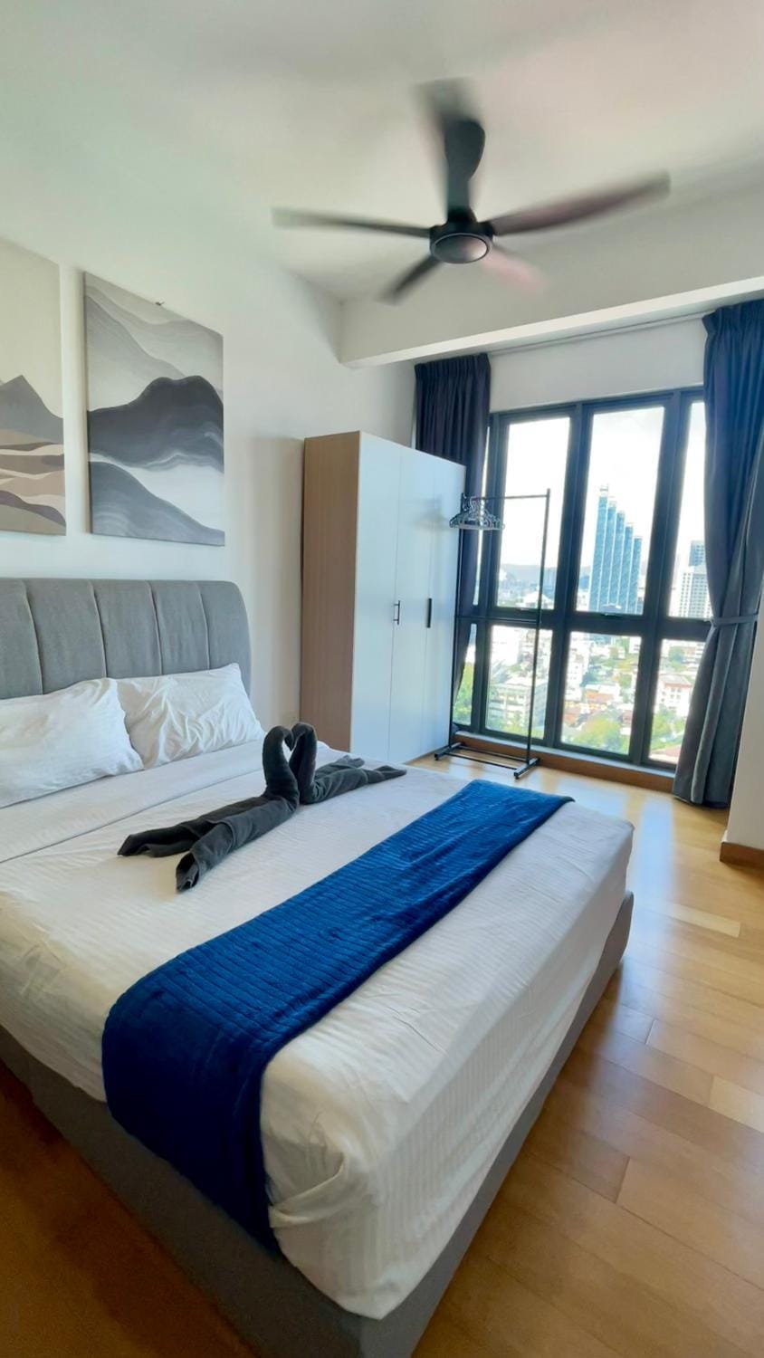 Bed, Photo of the whole room, Bedroom, City view, towels, wardrobe, air conditioner