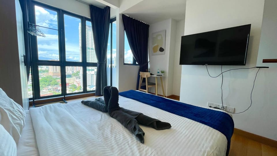 TV and multimedia, Photo of the whole room, Seating area, Dining area, Bedroom, City view