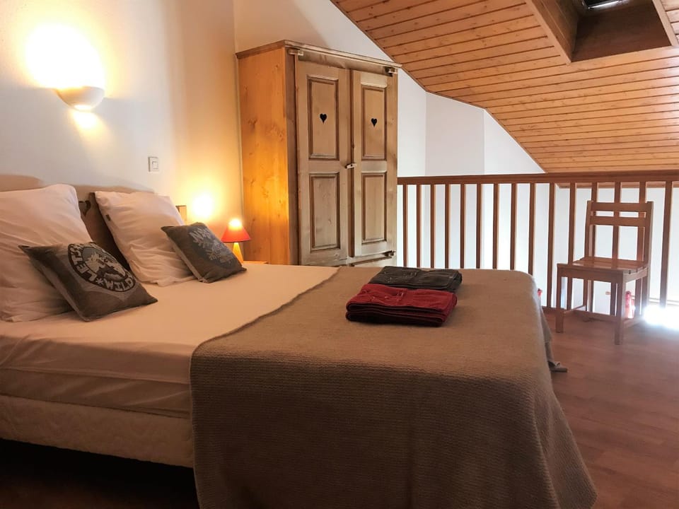 Bed, Bedroom