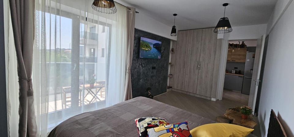 Bed, TV and multimedia, Photo of the whole room, Bedroom