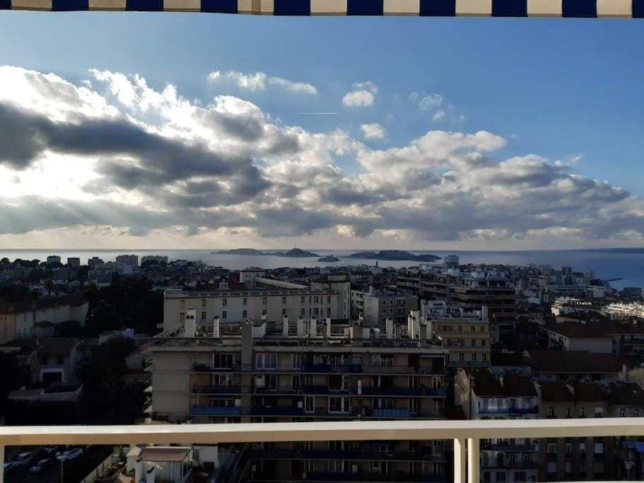Carte postale sur les îles avec garage privé Apartment in Marseille