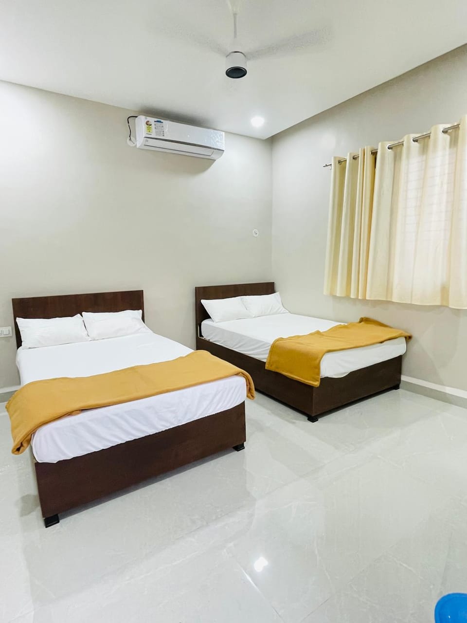 Bed, Photo of the whole room, Bedroom, air conditioner