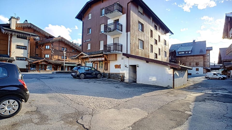 Property building, Facade/entrance, Off site
