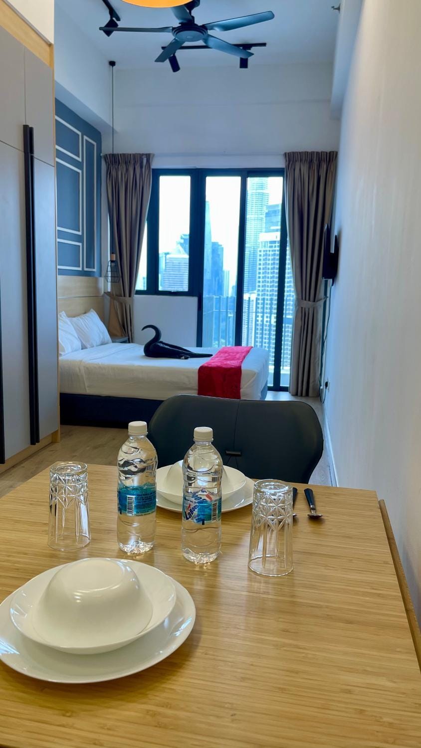 Bed, Photo of the whole room, Seating area, Dining area, Bedroom, City view, air conditioner