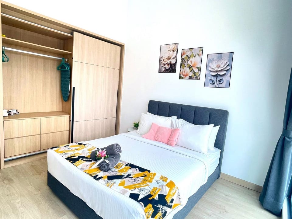 Bed, Photo of the whole room, Bedroom, towels, wardrobe