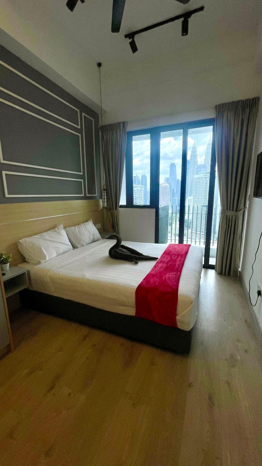 Bed, TV and multimedia, Photo of the whole room, Bedroom, City view, wardrobe, air conditioner