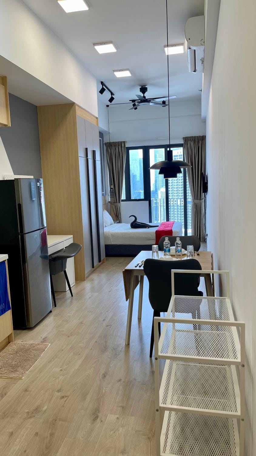 Kitchen or kitchenette, Living room, Seating area, Dining area, City view, minibar, wardrobe, air conditioner