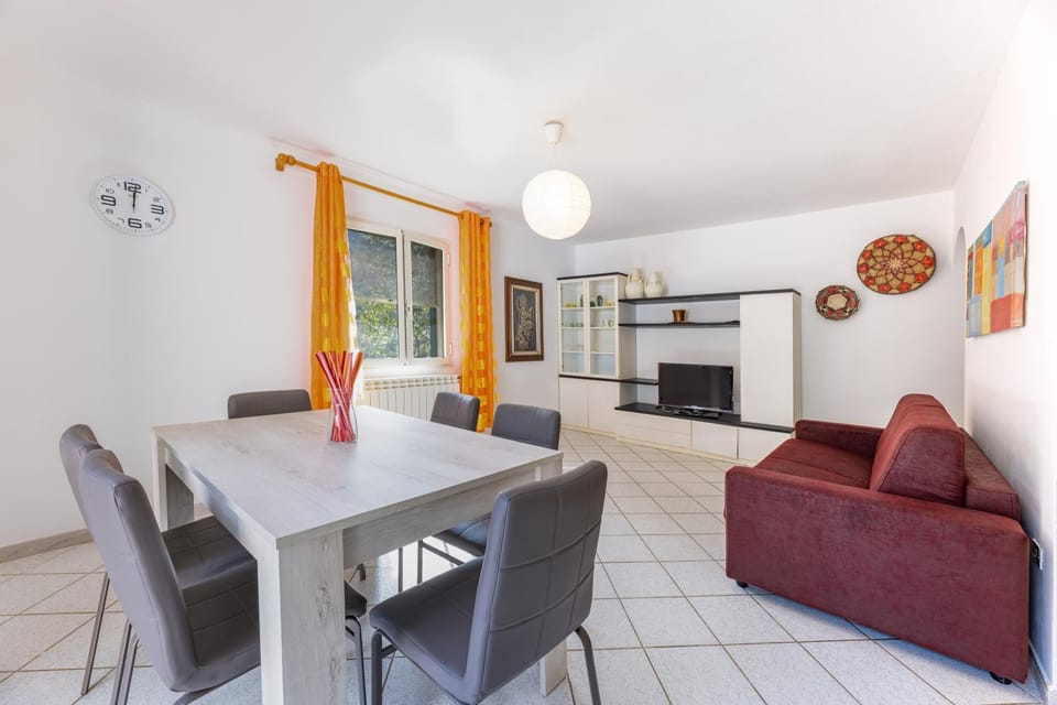 Communal lounge/ TV room, TV and multimedia, Living room, Seating area, Dining area
