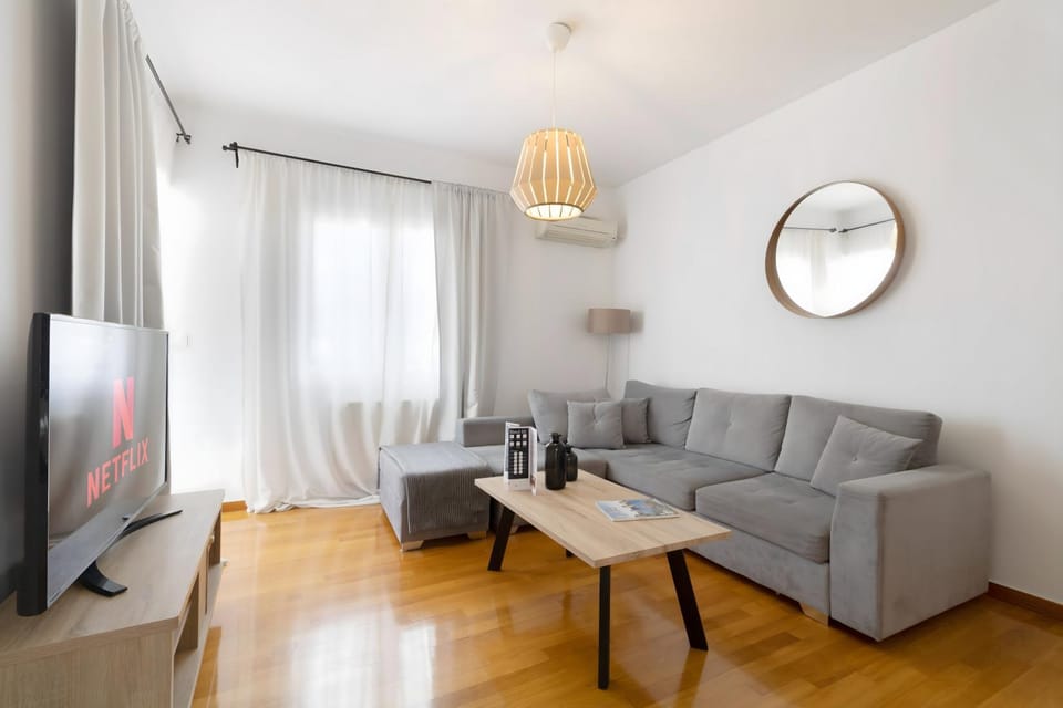 Communal lounge/ TV room, TV and multimedia, Living room, Seating area, Evening entertainment