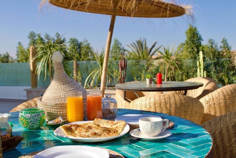 Patio, Day, Food and drinks, Dining area, Food, Breakfast, Continental breakfast