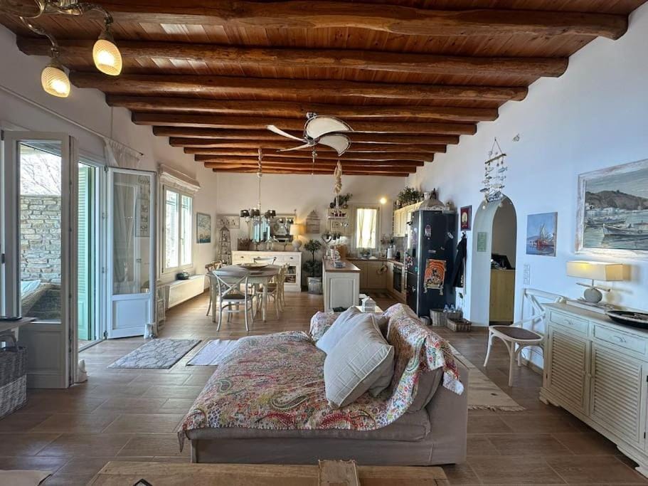 Living room, Seating area, Dining area, fireplace