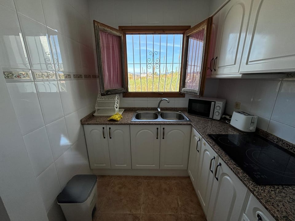 Kitchen or kitchenette, minibar, stove