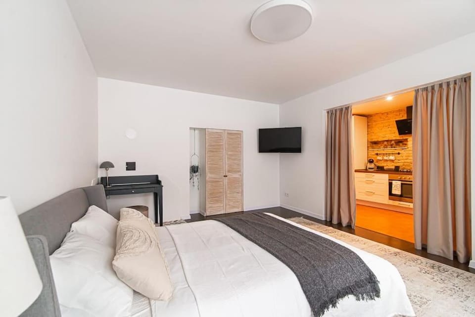 Bed, TV and multimedia, Photo of the whole room