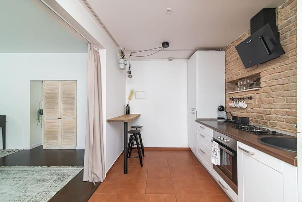 Kitchen or kitchenette, Dining area, oven, stove