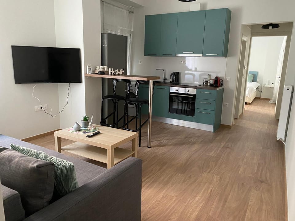 TV and multimedia, Kitchen or kitchenette, Living room, Seating area, minibar, oven, stove