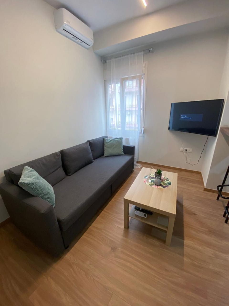 TV and multimedia, Living room, Seating area, locker, locker, air conditioner
