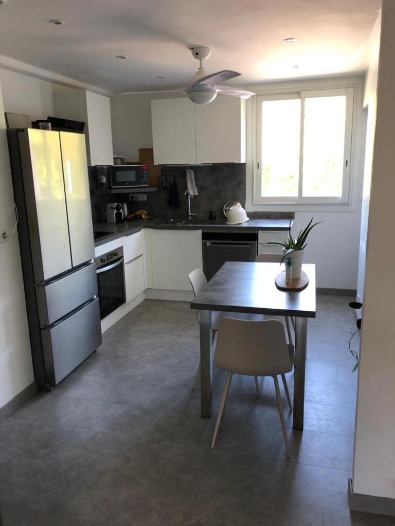 Chambre avec salle d'eau privée dans appartement partagé 200 m du tram Vacation rental in Montpellier