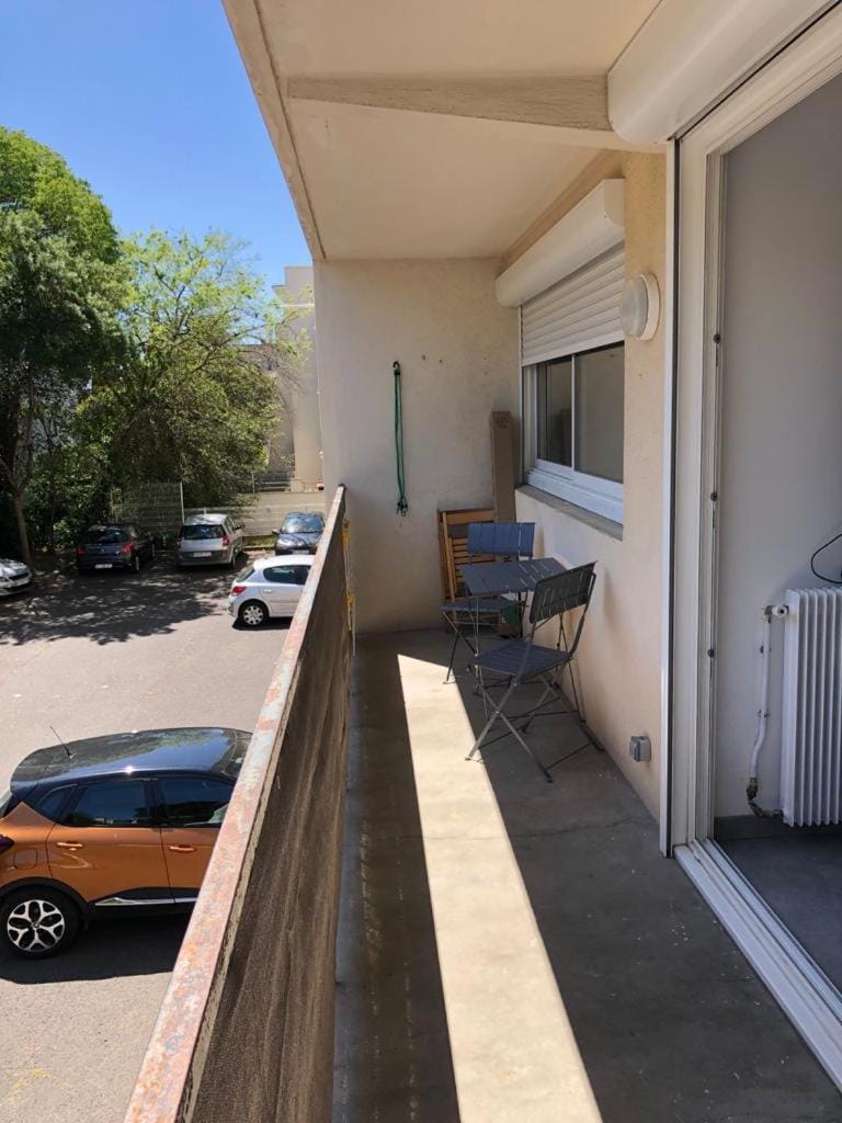 Chambre avec salle d'eau privée dans appartement partagé 200 m du tram Vacation rental in Montpellier