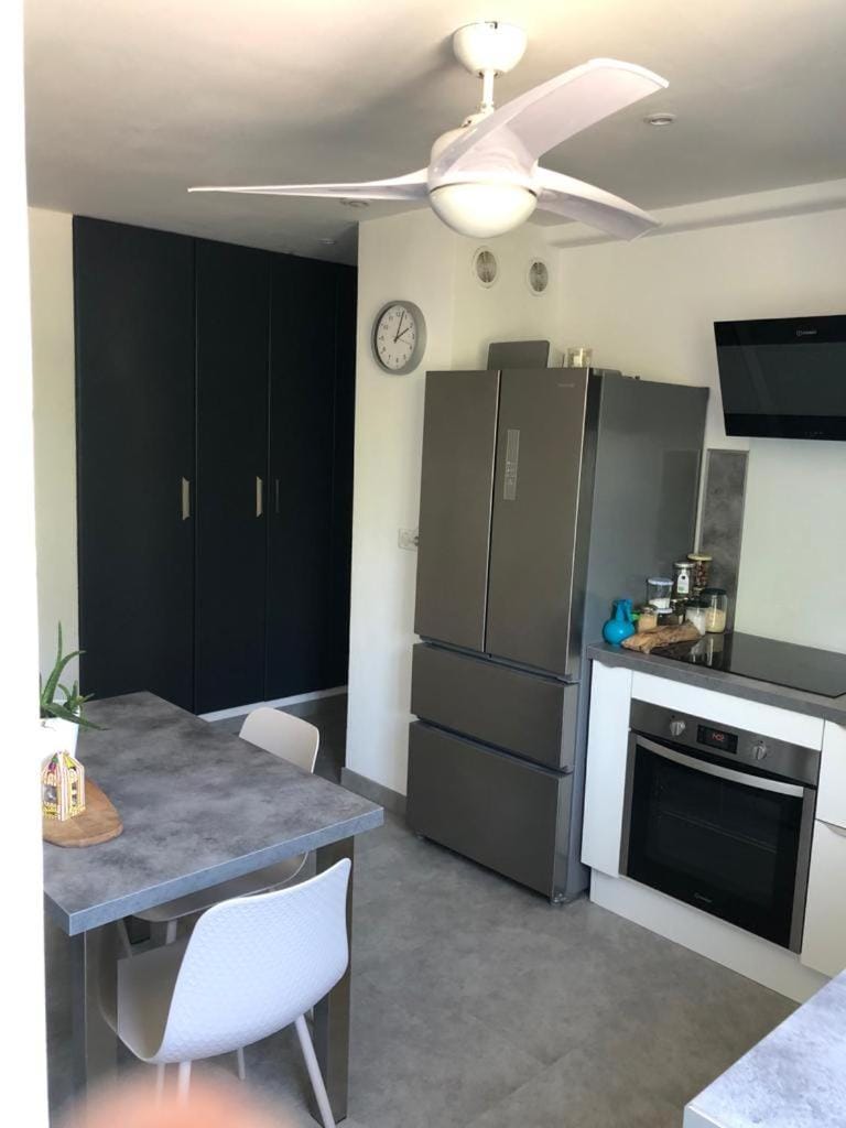 Chambre avec salle d'eau privée dans appartement partagé 200 m du tram Vacation rental in Montpellier