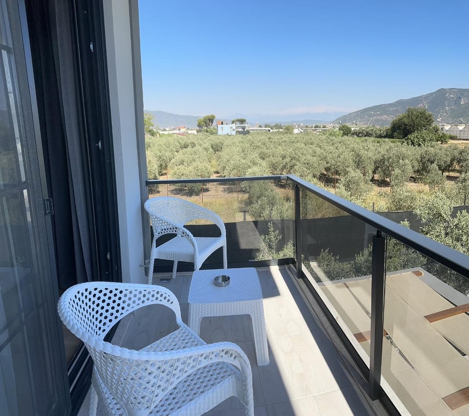Patio, Day, Natural landscape, Balcony/Terrace, Seating area, Mountain view
