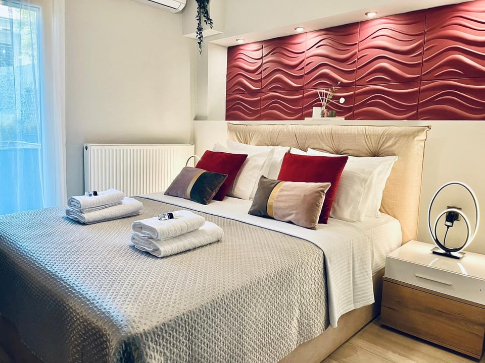 Bed, Photo of the whole room, Bedroom, towels