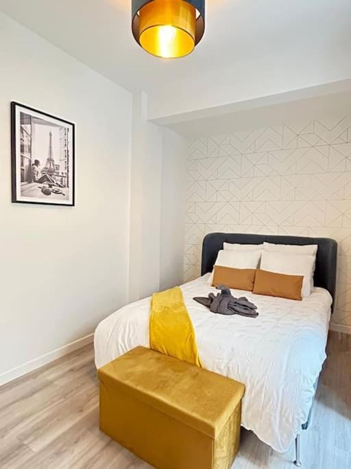 Bed, Photo of the whole room, Bedroom