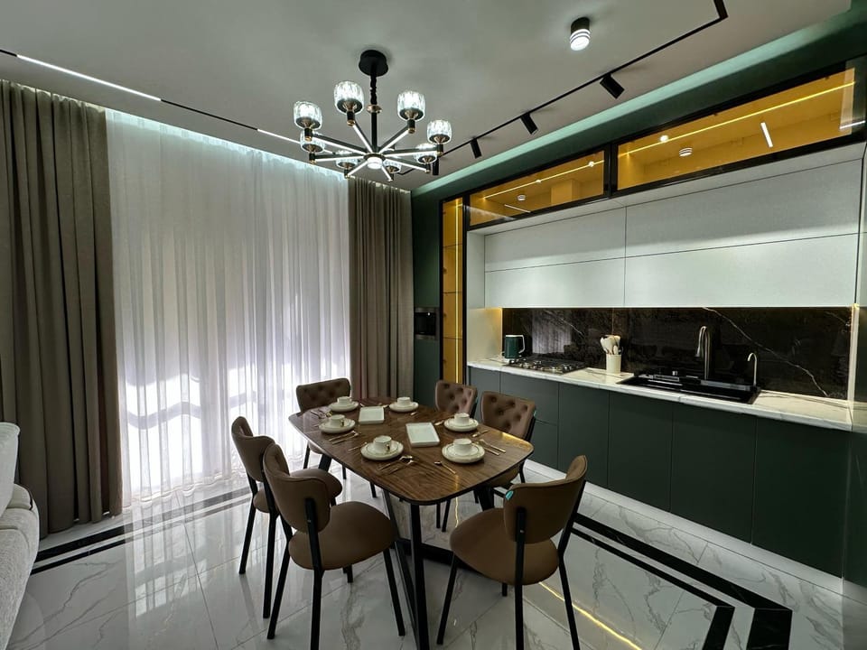 Kitchen or kitchenette, Dining area