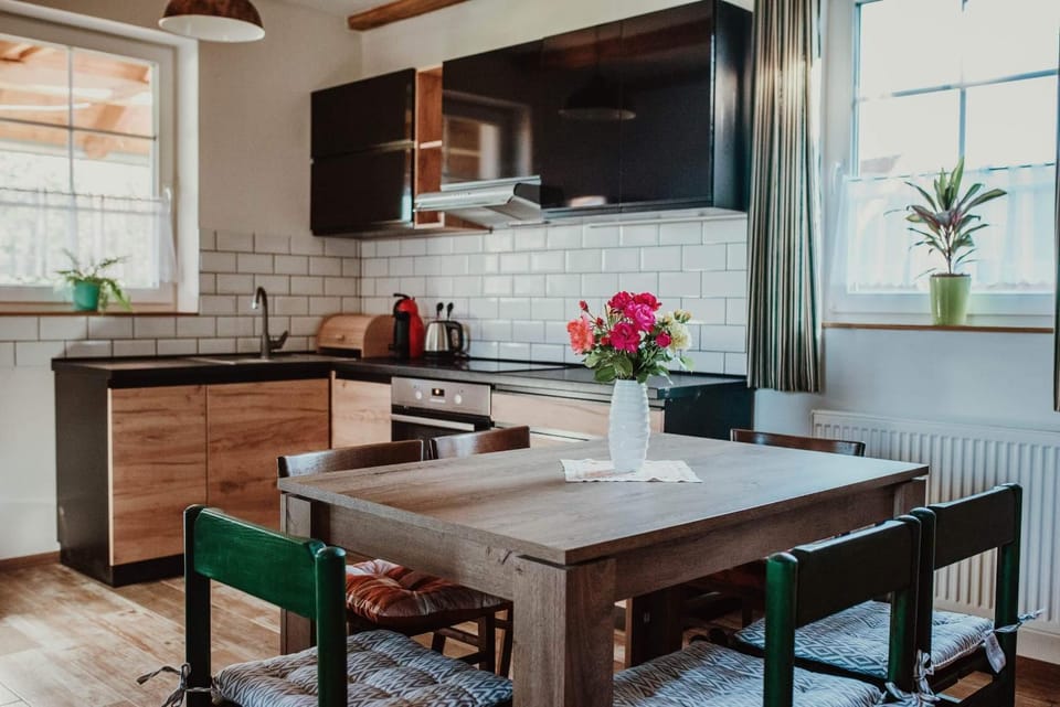Kitchen or kitchenette, Kitchen or kitchenette, Dining area, Communal kitchen, stove, acessibility