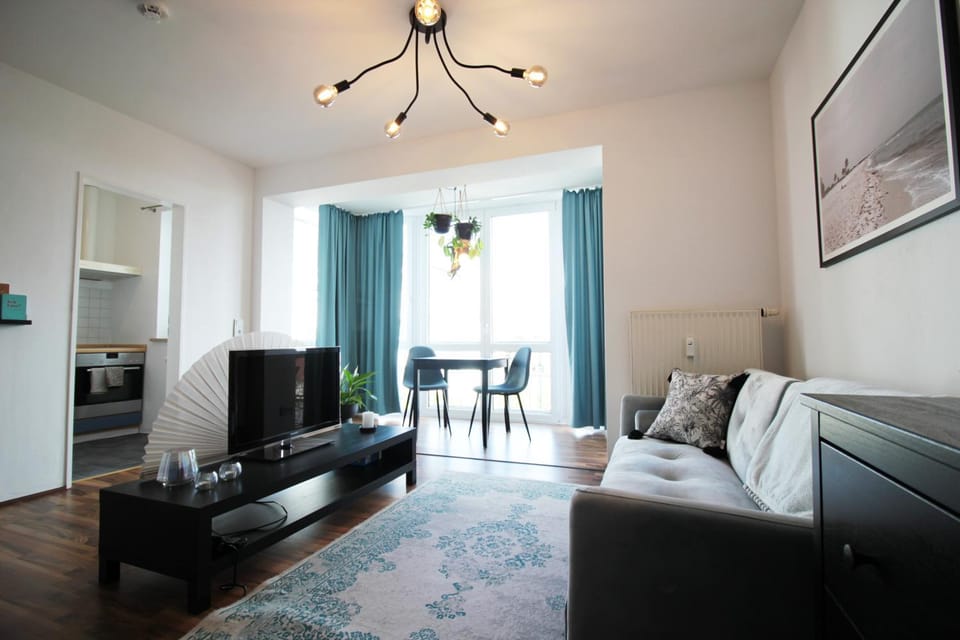 TV and multimedia, Living room, Seating area, Evening entertainment