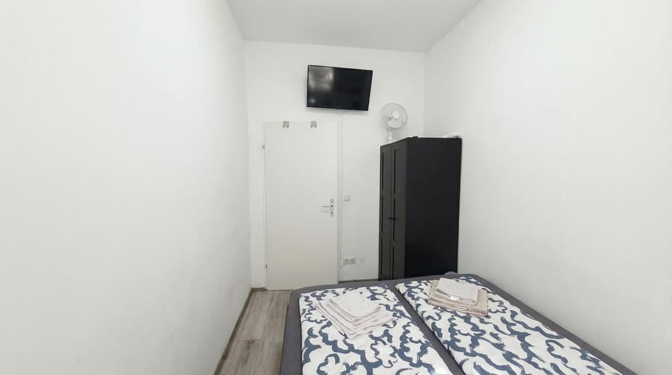 Bed, TV and multimedia, Bedroom, wardrobe
