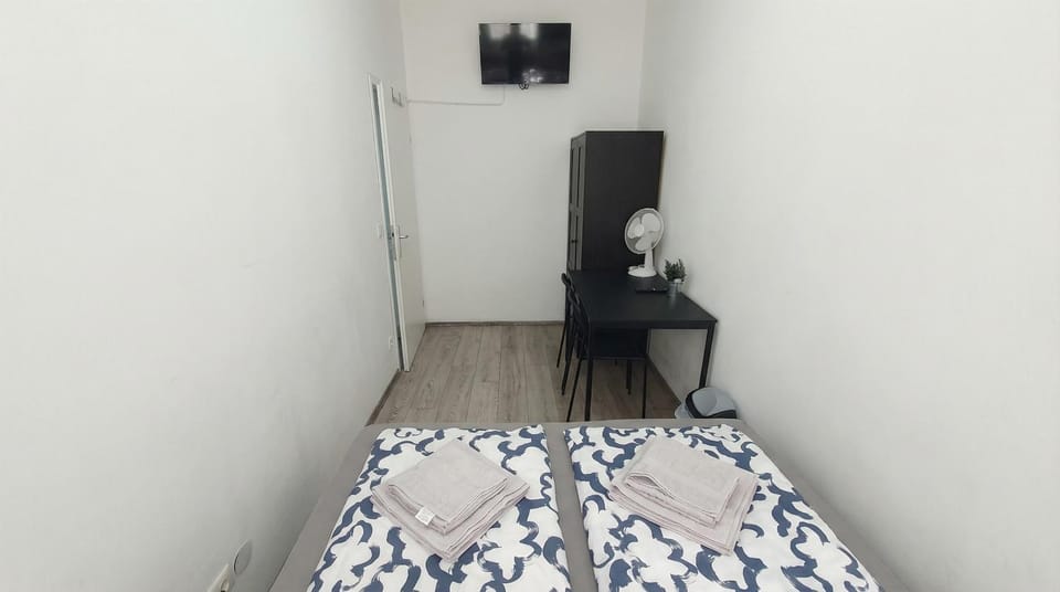 Bed, TV and multimedia, Photo of the whole room, Bedroom, wardrobe