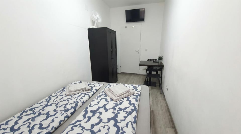 Bed, TV and multimedia, Bedroom, wardrobe