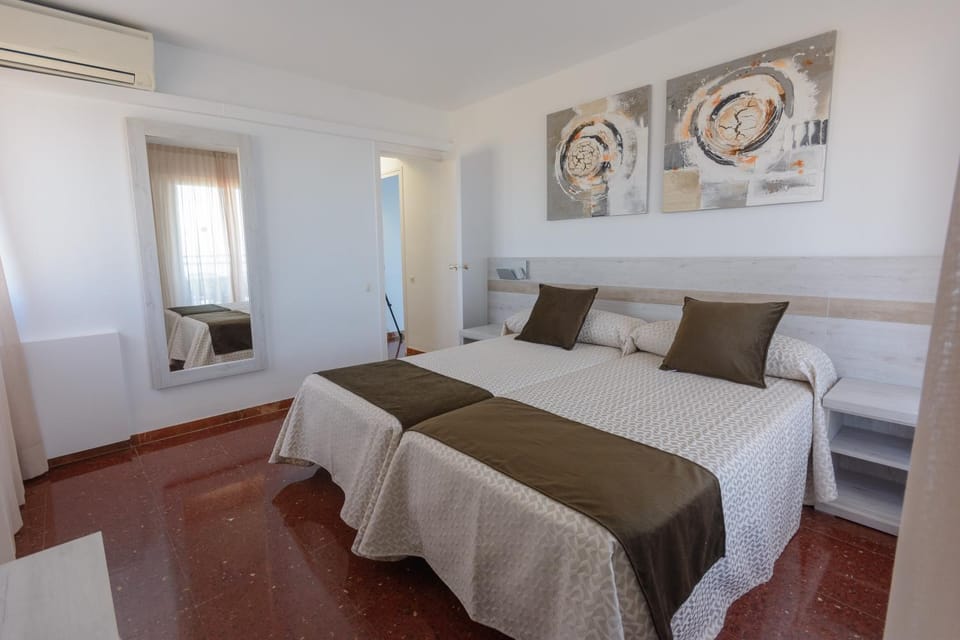 Bed, Photo of the whole room, Bedroom, air conditioner