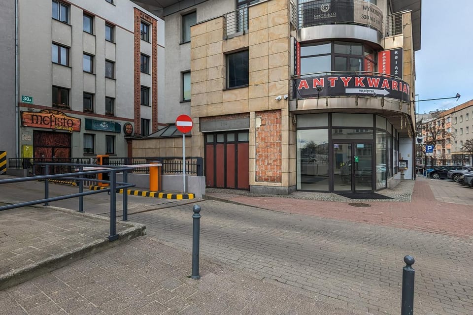 Property building, Facade/entrance, Off site