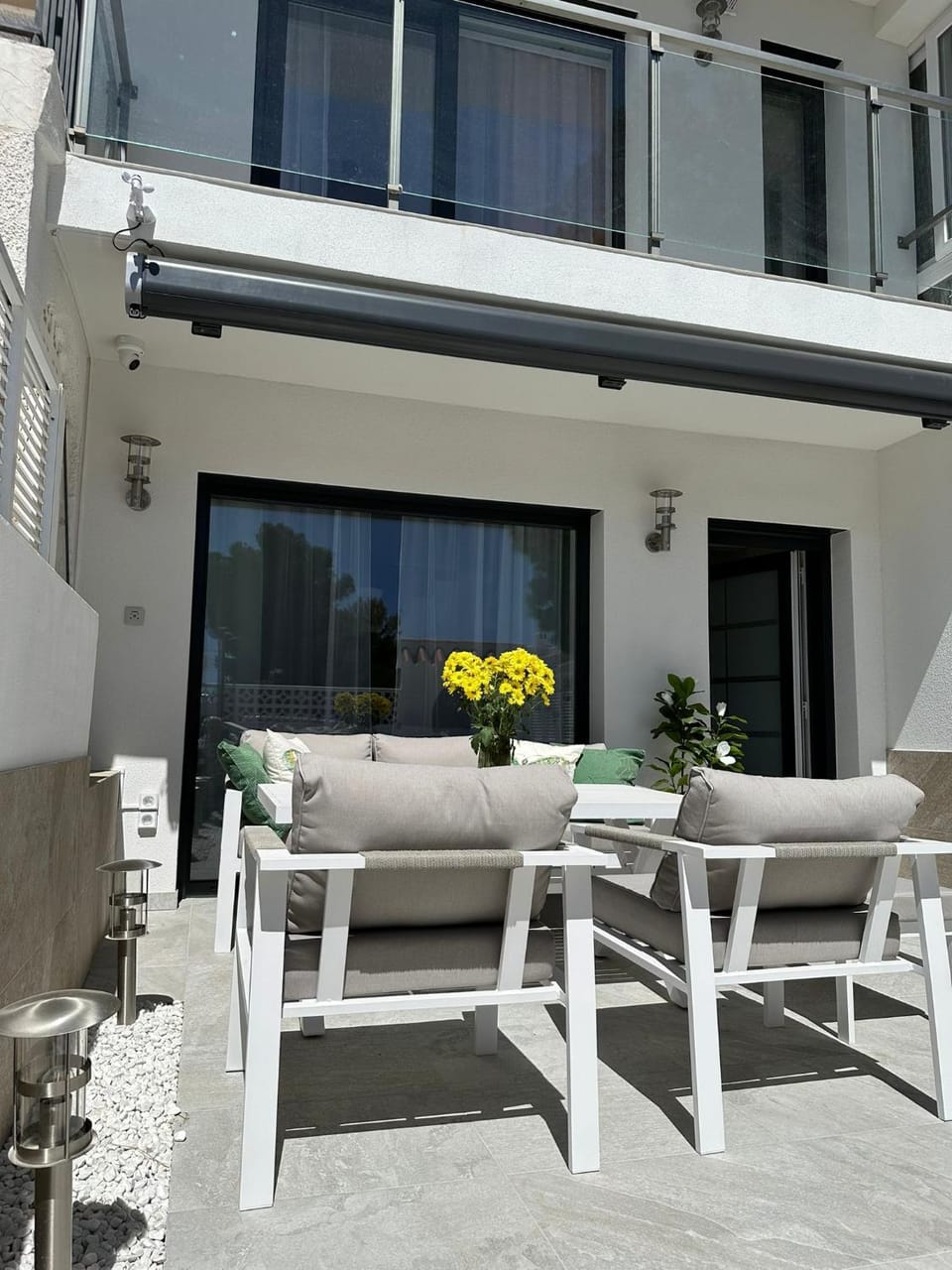 Property building, Balcony/Terrace, Seating area