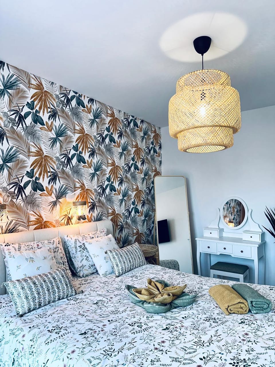 Bed, Photo of the whole room, Bedroom