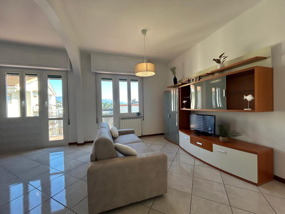 Communal lounge/ TV room, TV and multimedia, Living room, Seating area, Evening entertainment