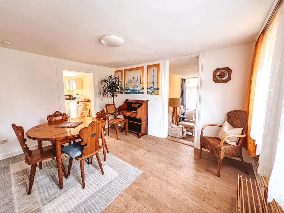 Seating area, Dining area
