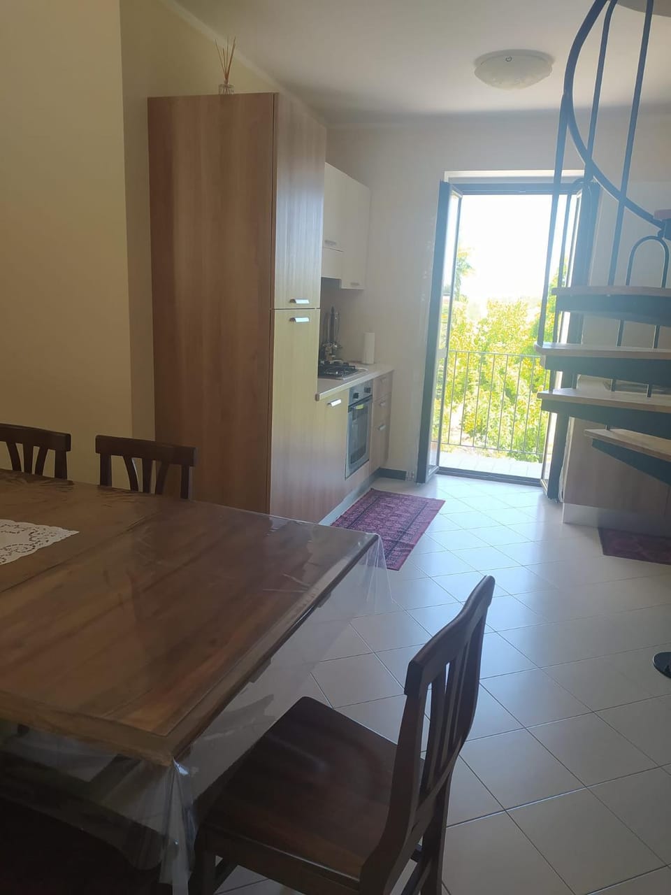 Kitchen or kitchenette, Dining area