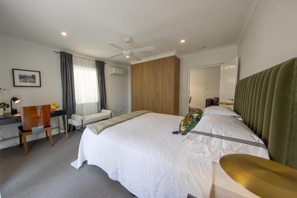 Photo of the whole room, Bedroom, wardrobe