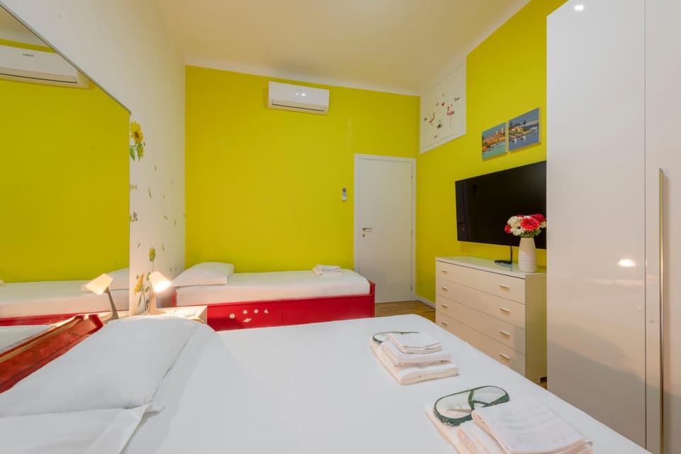 Bed, TV and multimedia, Photo of the whole room, Bedroom, towels, air conditioner