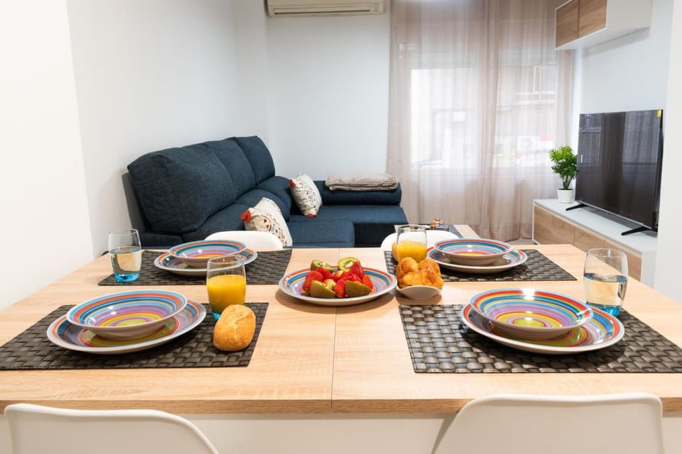 Communal lounge/ TV room, TV and multimedia, Living room, Seating area, Dining area