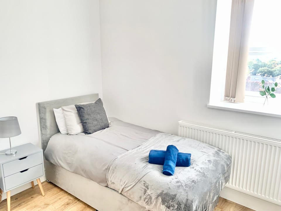 Bed, Bedroom, towels