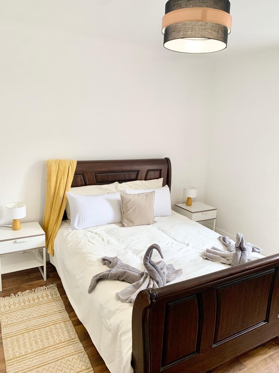 Bed, Bedroom, towels